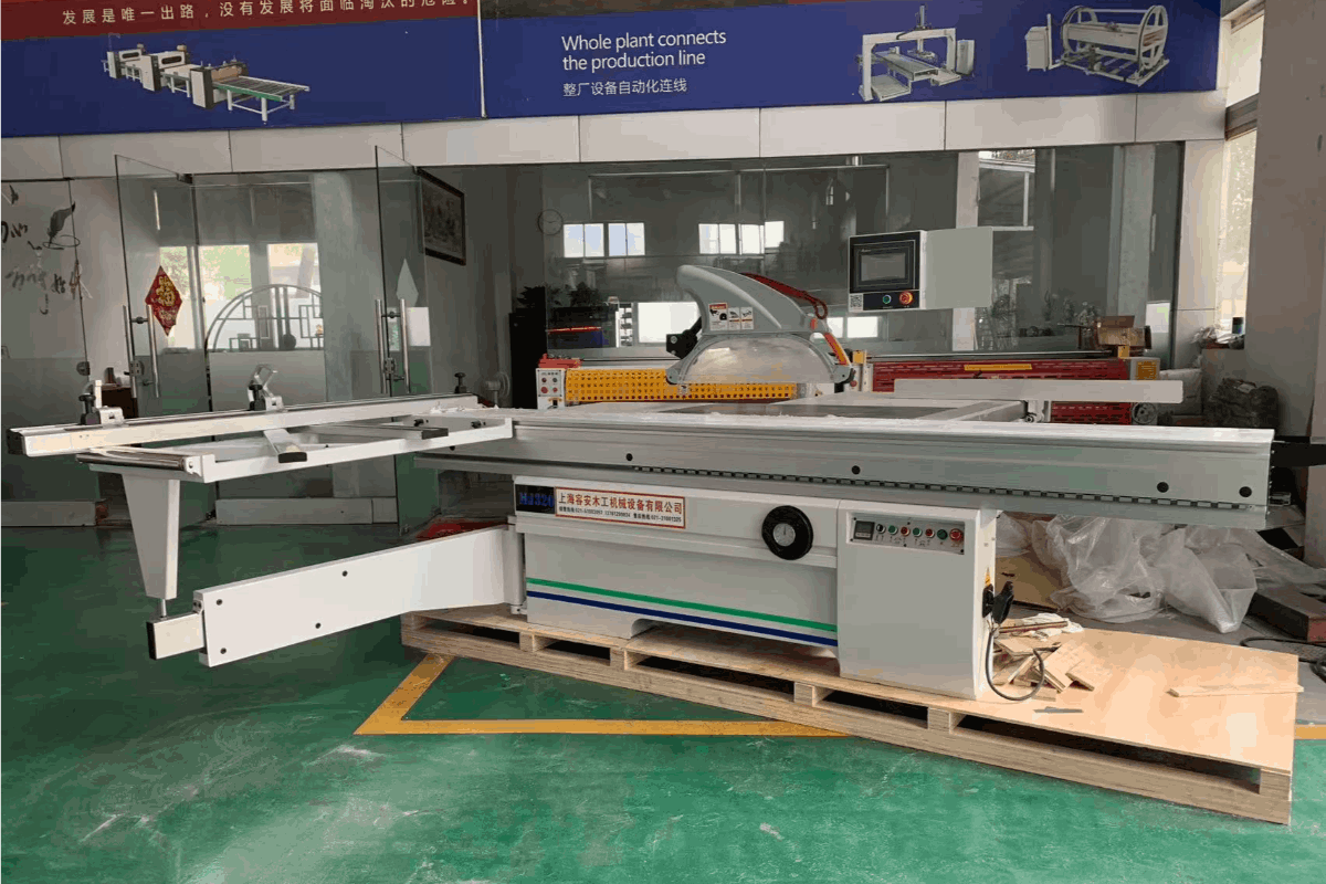 侧尺数控移动精密推台锯 - 高精度木工板材裁切设备