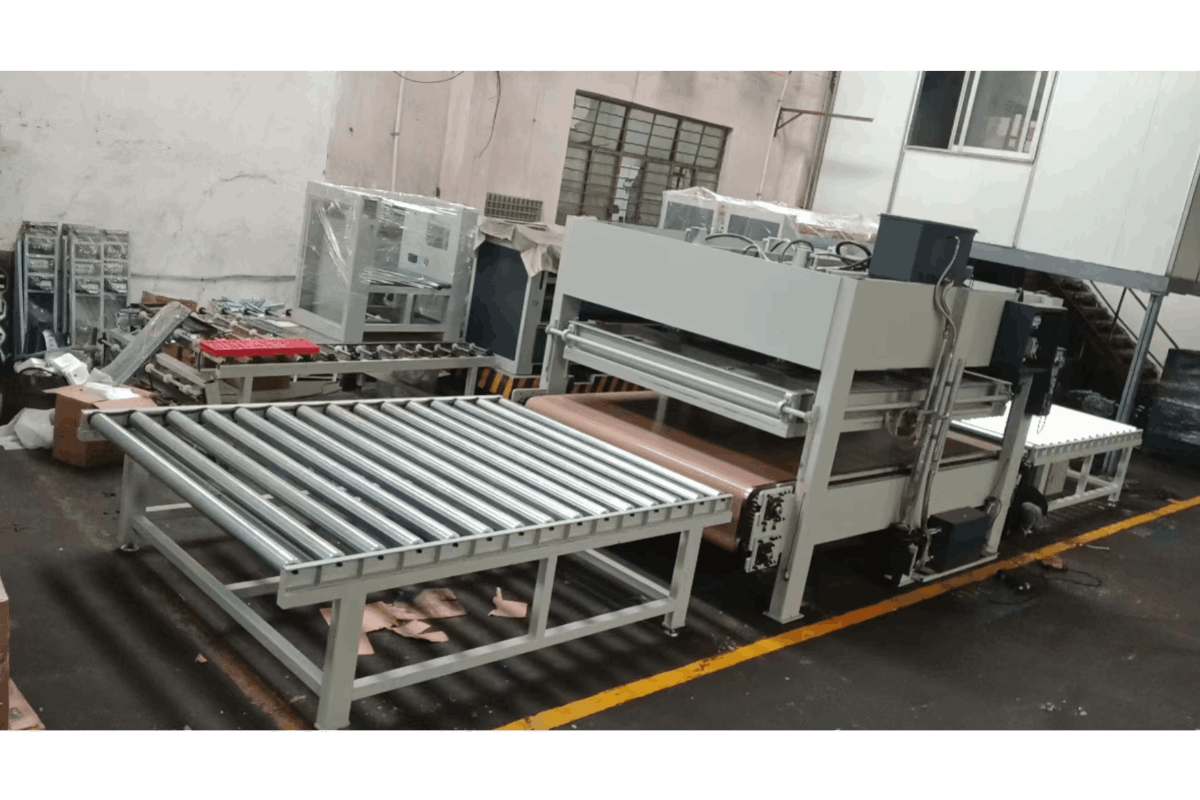 带自动进料输送台的通过式热压机 | 输送带式板材热压设备