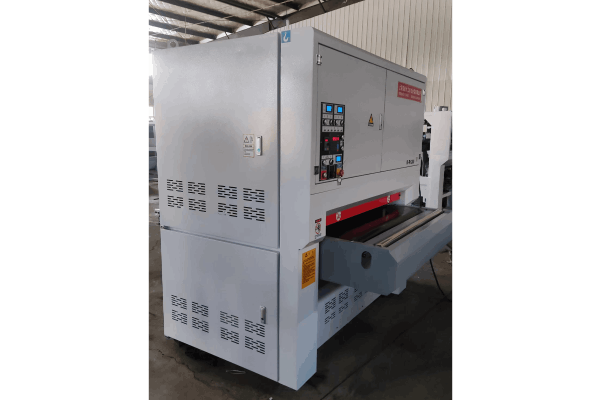 木工宽带砂光机设备 - 板材精密砂光与家具表面处理加工方案